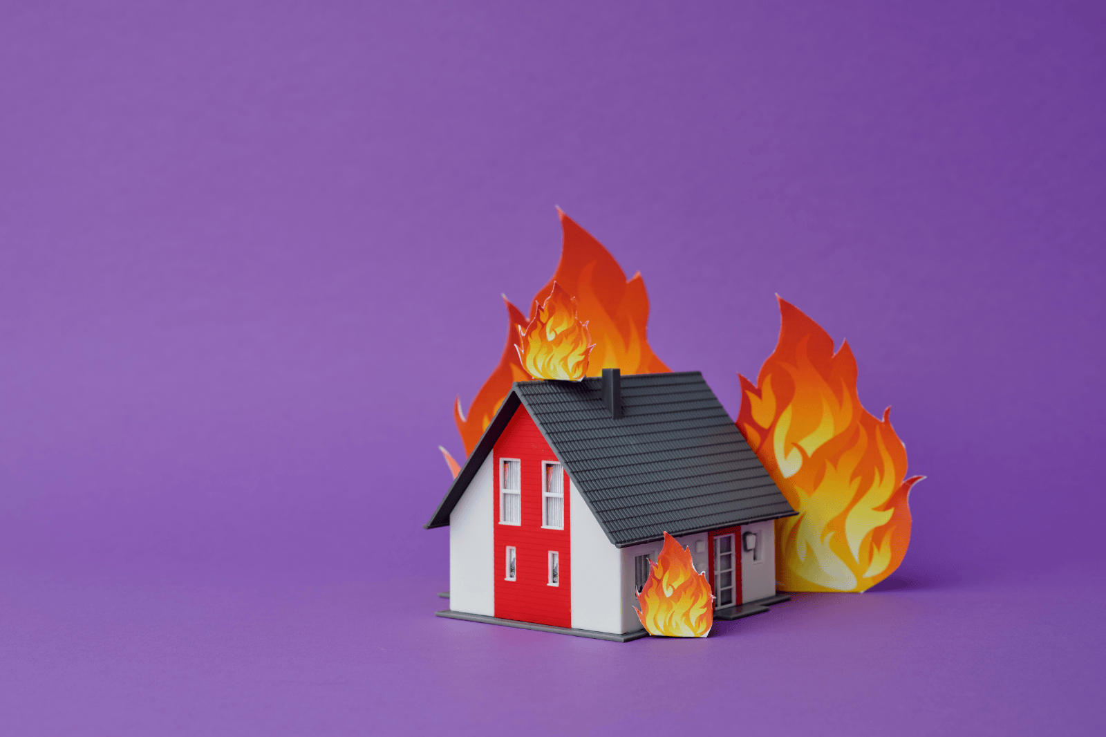 Illustratie van woning in brand als symbool voor brandschade.