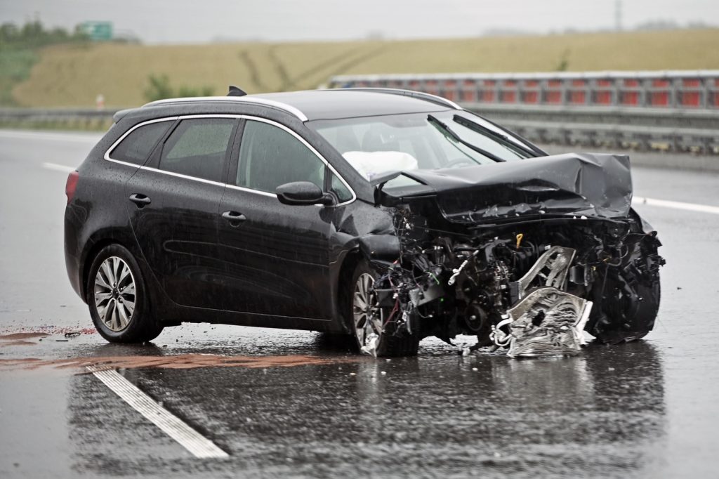 Auto met zware frontale schade op de snelweg, duidelijk total loss na een aanrijding