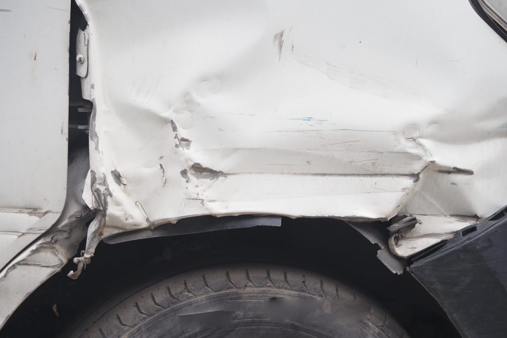 Close-up van autoschade na een ongeval als voorbeeld van materiële schade