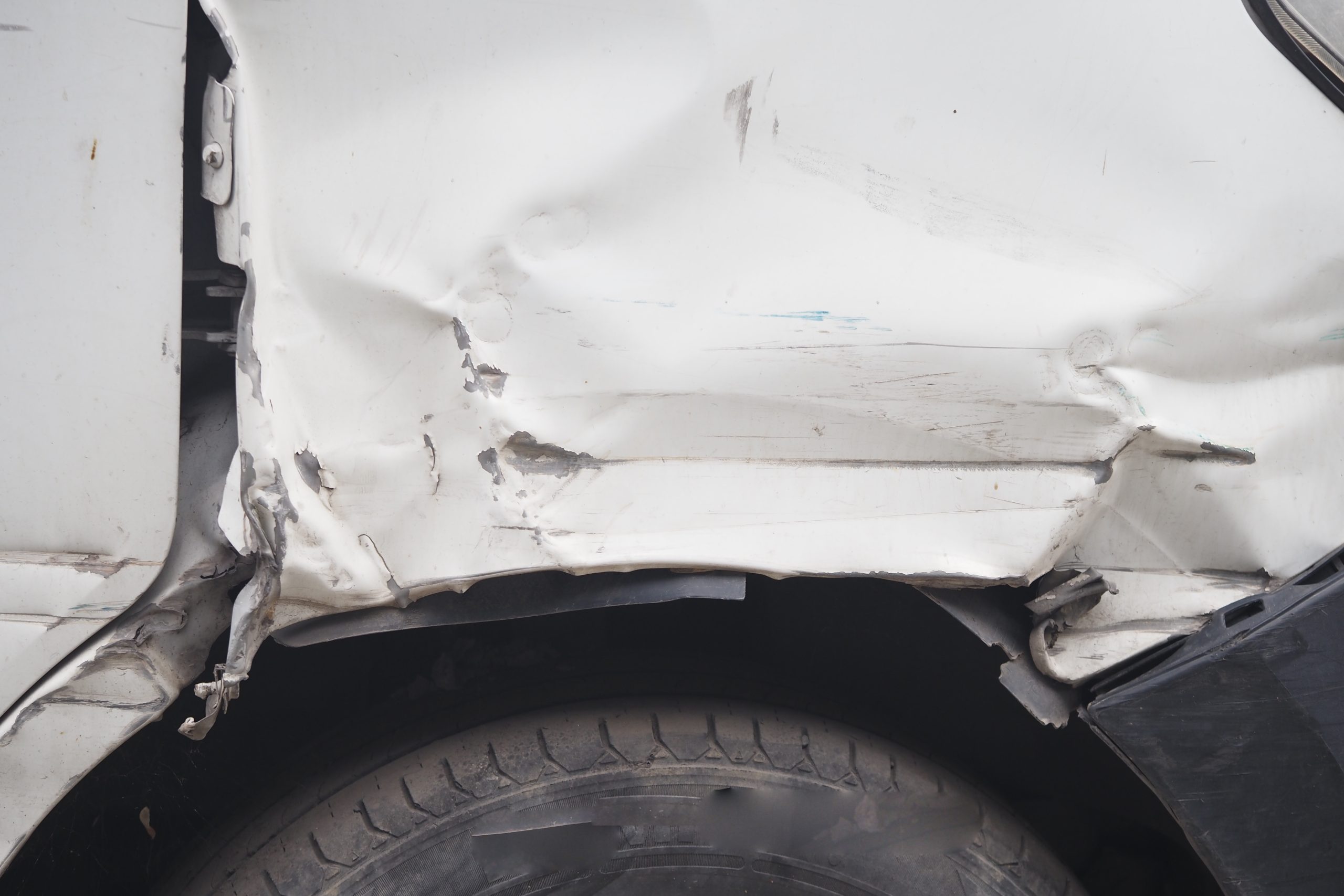 Close-up van autoschade na een ongeval als voorbeeld van materiële schade